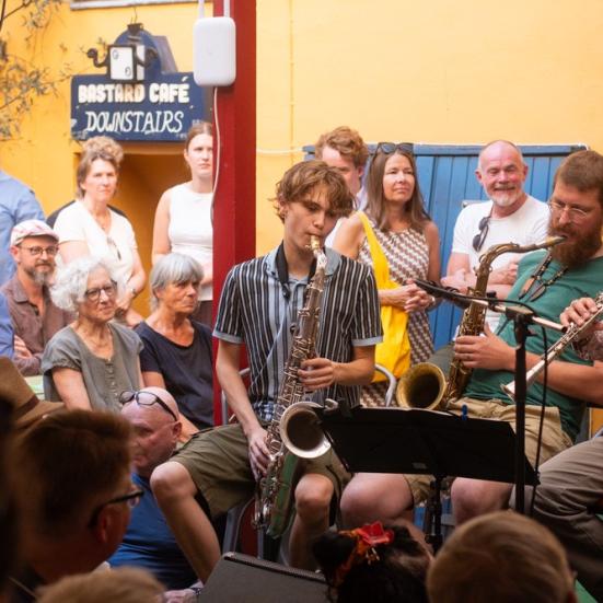 Udendørskoncert ved HUSET med Dusty Rag Jazz Band og glade publikummer.