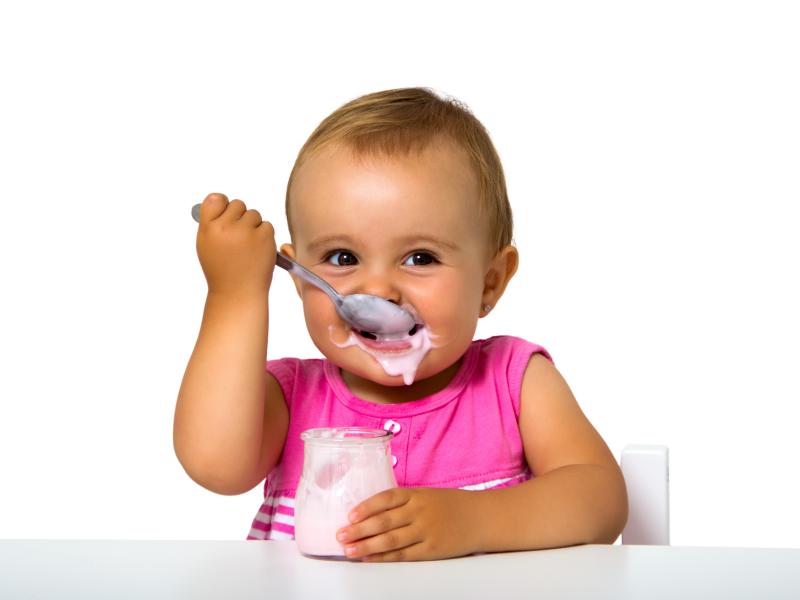Barn med yoghurt