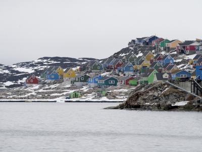 Luftfoto af farverige huse i Aasiaat, Grønland