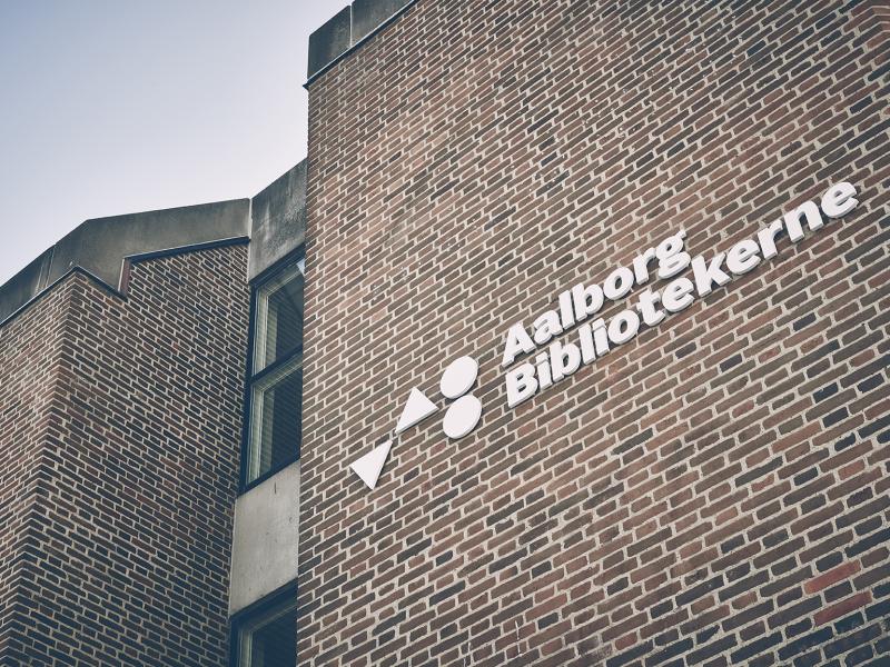 Foto af Aalborg Bibliotekernes logo på Hovedbibliotekets bygning
