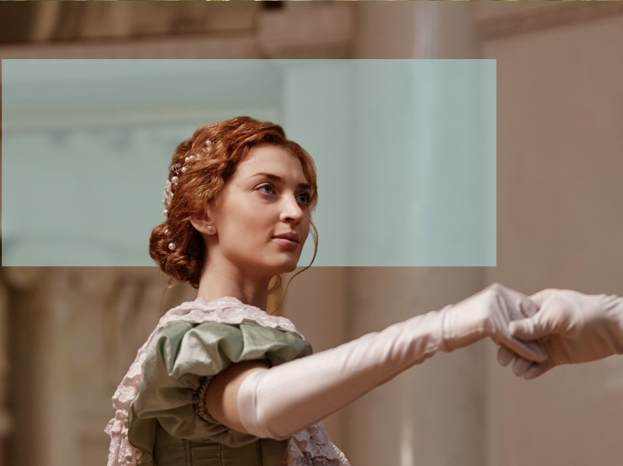 Kvinde i Regency-stil der tager imod fremstrakt hånd til dans.