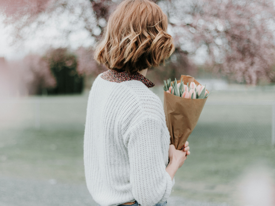 Billede af kvinde med buket